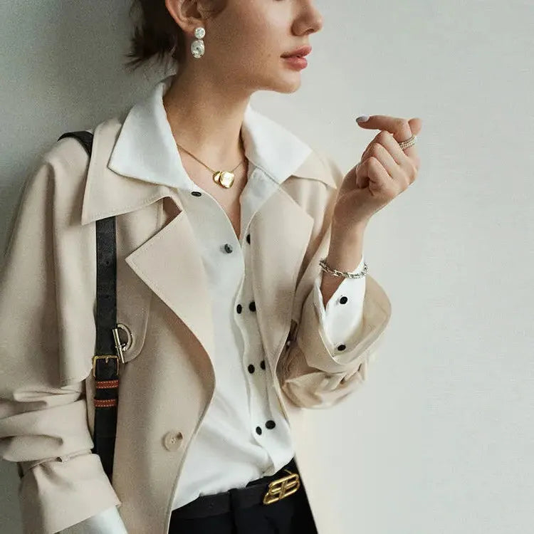 Chic Women's Blouse in Lightweight Fabric with Elegant Design for Casual or Office Wear