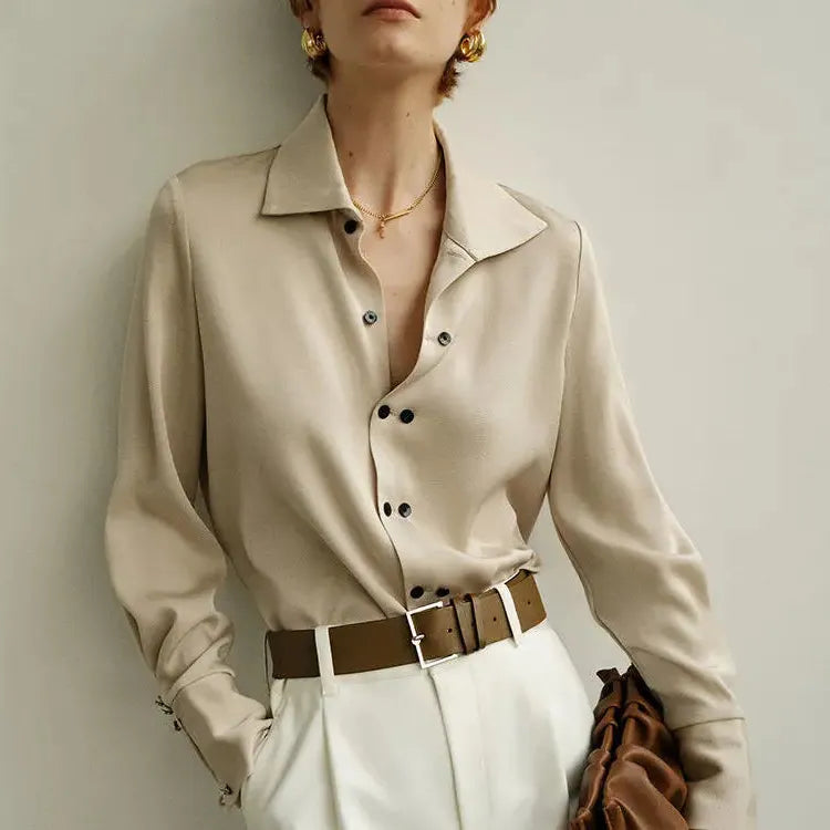 Chic Women's Blouse in Lightweight Fabric with Elegant Design for Casual or Office Wear