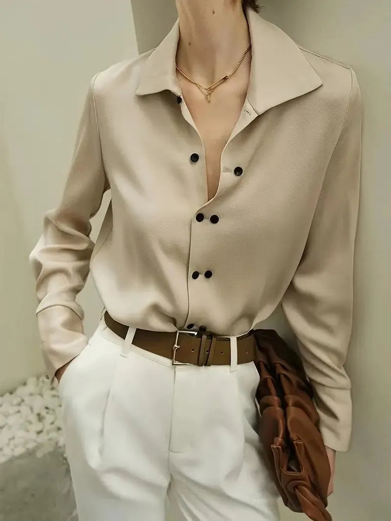 Chic Women's Blouse in Lightweight Fabric with Elegant Design for Casual or Office Wear