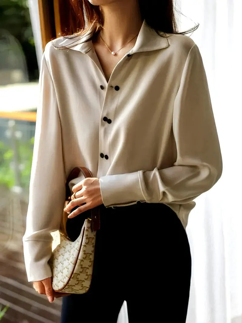 Chic Women's Blouse in Lightweight Fabric with Elegant Design for Casual or Office Wear