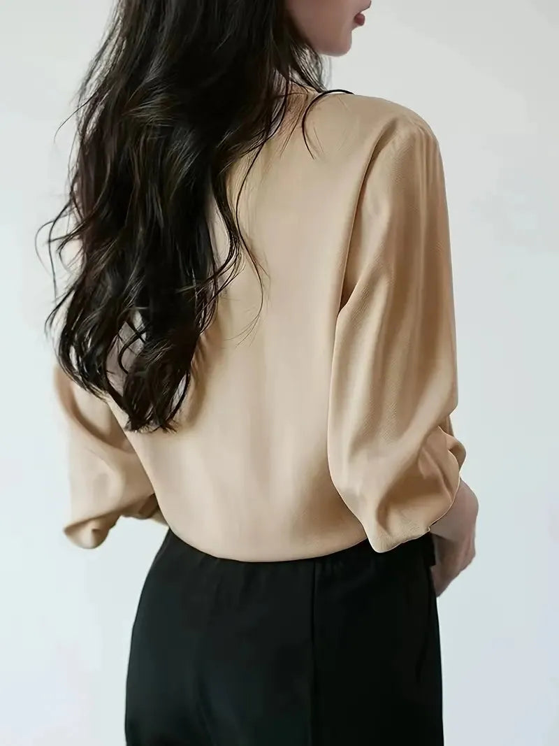Chic Women's Blouse in Lightweight Fabric with Elegant Design for Casual or Office Wear