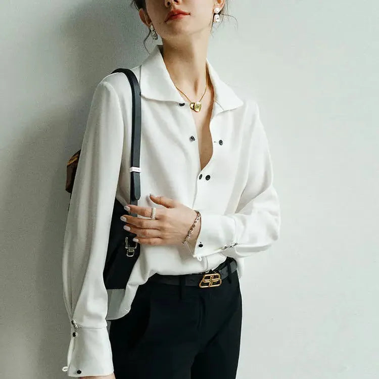 Chic Women's Blouse in Lightweight Fabric with Elegant Design for Casual or Office Wear