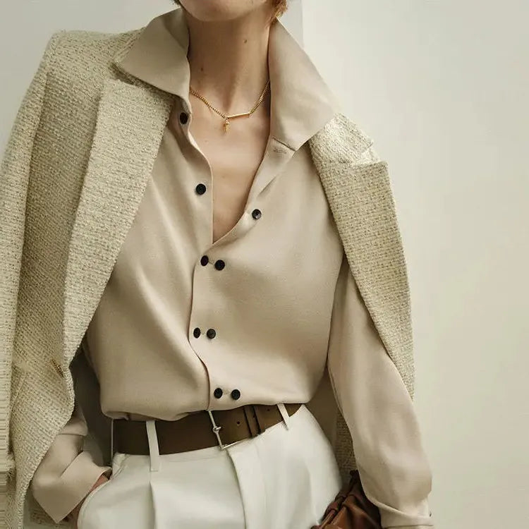 Chic Women's Blouse in Lightweight Fabric with Elegant Design for Casual or Office Wear