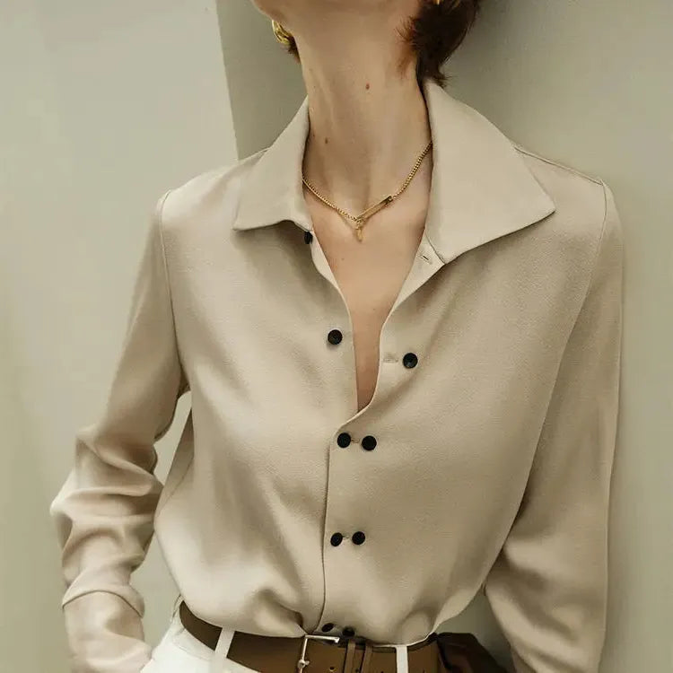 Chic Women's Blouse in Lightweight Fabric with Elegant Design for Casual or Office Wear