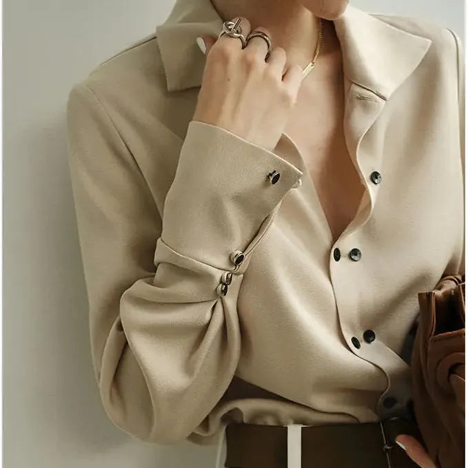 Chic Women's Blouse in Lightweight Fabric with Elegant Design for Casual or Office Wear