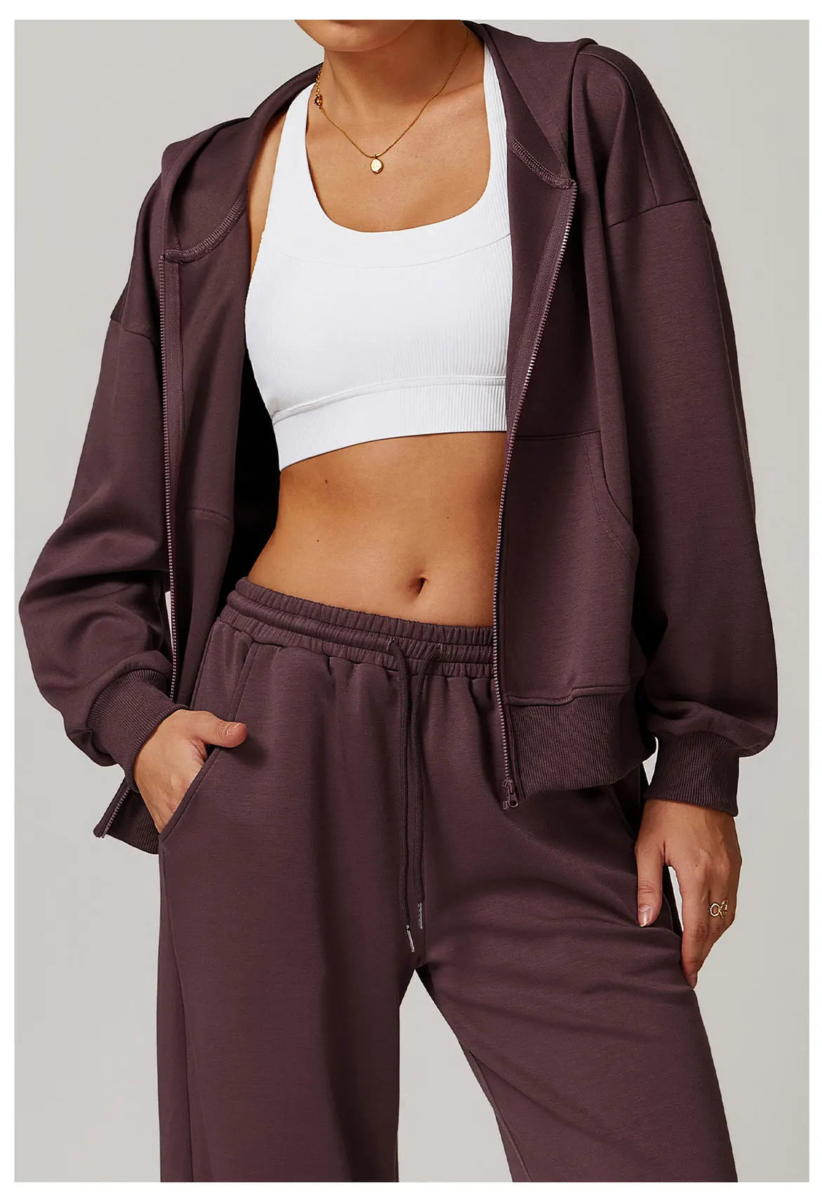 Seamless Athletic Set for Everyday Wear - Comfortable Stretch Fabric, Modern Design, Ideal for Gym and Casual Activities