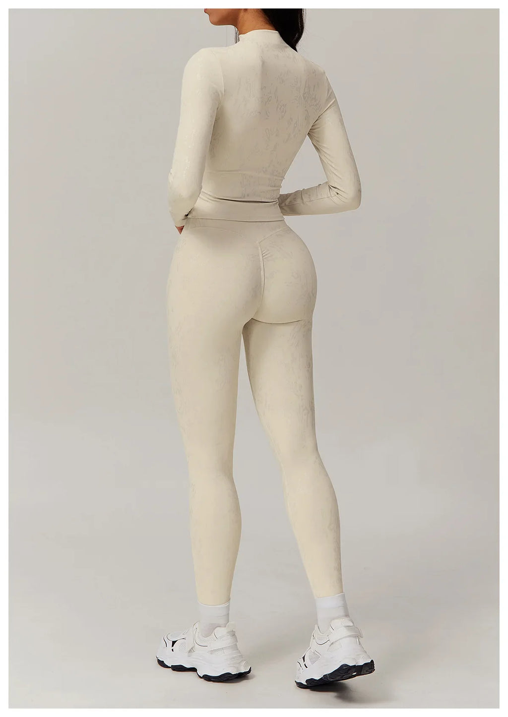 Stretch Fabric Salutation Set for Yoga and Fitness - Comfortable and Flexible Activewear Outfit