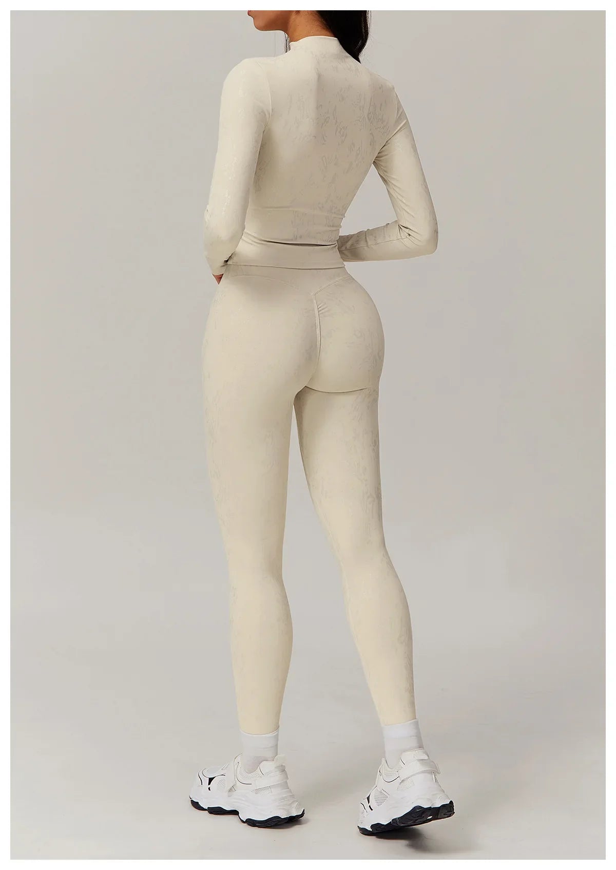 Stretch Fabric Salutation Set for Yoga and Fitness - Comfortable and Flexible Activewear Outfit