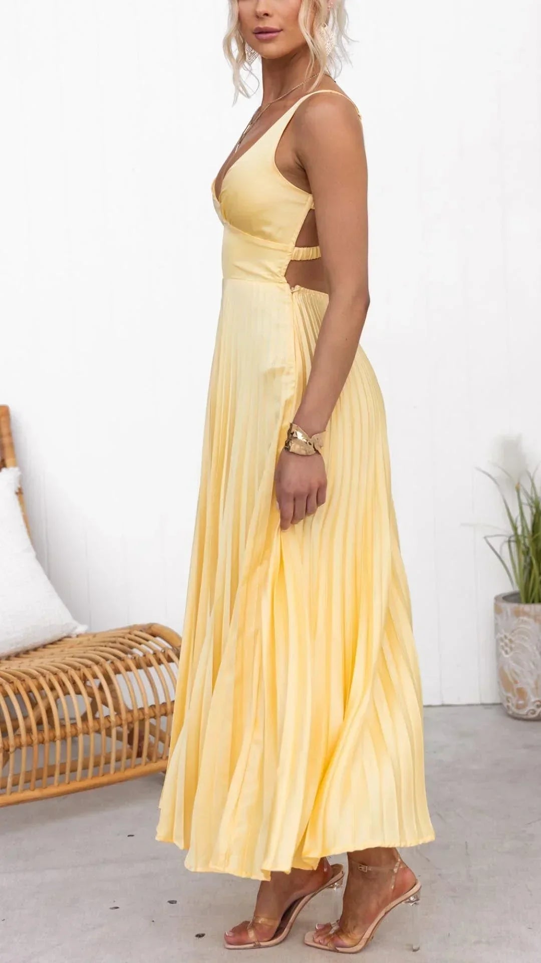 Yellow Women's Pleated V-Neck Maxi Dress - Elegant Summer Evening Wear for Casual or Formal Occasions